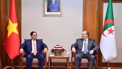 صورة الوزير الأول يستقبل نظيره الفيتنامي لتعزيز مسار الشراكة الإستراتيجية بين الجزائر وفيتنام