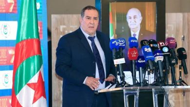 صورة وزير الاتصال يشرف بوهران على افتتاح يوم دراسي حول التلفزيون الجزائري ودوره في مرافقة التنمية والاستثمار