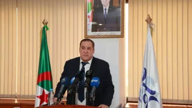 صورة وزير الاتصال يفتتح دورة تكوينية لفائدة الصحفيين بالعاصمة