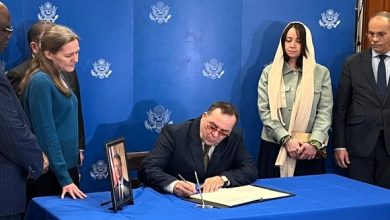 صورة وفاة الرئيس الأمريكي الأسبق جيمي كارتر: وزير الاتصال يوقع باسم الحكومة الجزائرية على سجل التعازي بمقر السفارة الأمريكية