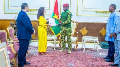 صورة منصوري تستقبل من قبل رئيس بوركينا فاسو وتسلمه رسالة من رئيس الجمهورية