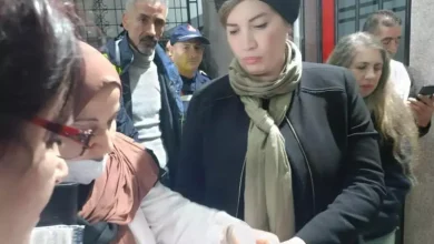 صورة وزيرة التضامن ترافق الفرق المختصة في البحث والتكفل بالأشخاص دون مأوى