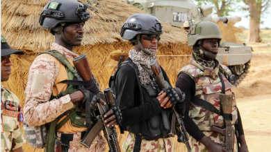 صورة نيجيريا : استقالة وزير الدفاع بعد موجة من عمليات الخطف