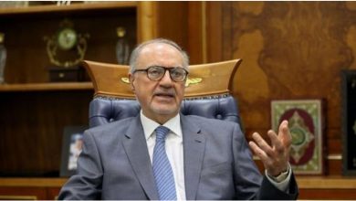 صورة وزير عراقي يقدم استقالته خلال جلسة مجلس الوزراء