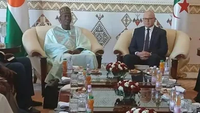 صورة وزير البترول النيجري في الجزائر لبحث المشاريع المشتركة
