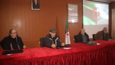 Photo de Lors d’une cérémonie tenue à la maison de la culture Ali-Zaâmoum : Bouira a rendu hommage à l’artiste plasticien Arezki Larbi