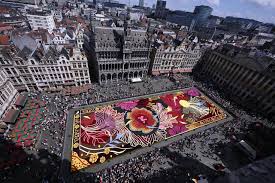 Photo de Street art : Comme tous les deux ans depuis 50 ans, un tapis de fleurs pour orner la Grande-Place de Bruxelles