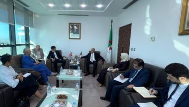 Photo de Zitouni examine avec le vice-commissaire britannique au commerce pour l’Afrique les moyens de consolider la coopération économique